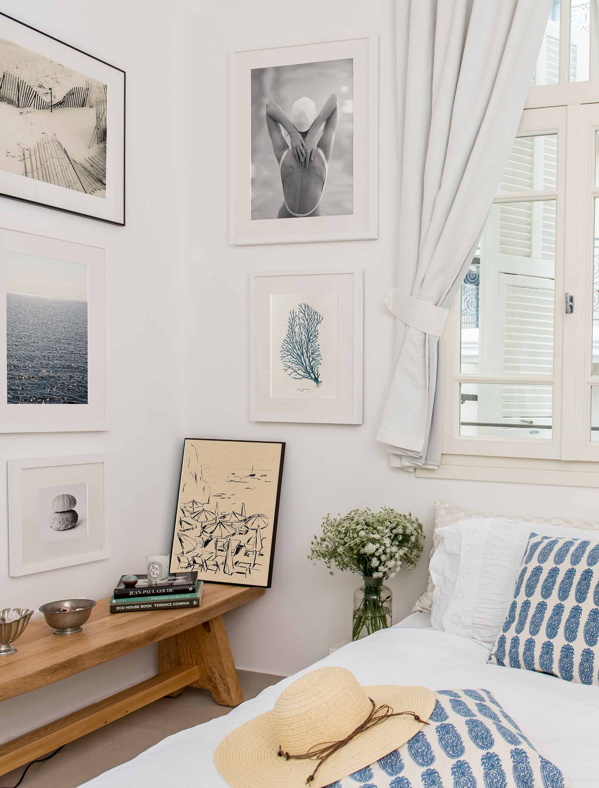 Perfect example of layout ideas that set the mood in the bedroom.